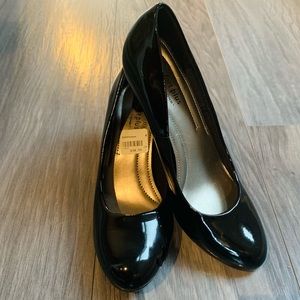 Comfort Plus By Predictions Shiny Patent Finish Pump Size 8 (Black) NEVER WORN